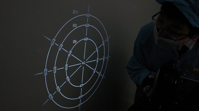 Un opérateur effectuant un test en projection inversée. Les cercles marqués 11, 9 et 6 correspondent aux cercles d'image des capteurs 2/3", 1/1,8" et 1/3", respectivement.